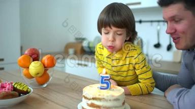 非常可爱的男孩用蛋糕和快乐的父亲<strong>庆祝</strong>他的生日。 五年生日快乐。 <strong>父亲节</strong>`。 小男孩